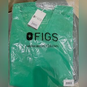 Brand New Figs Casma Three-Pocket Scrub Top in Evergreen color size M